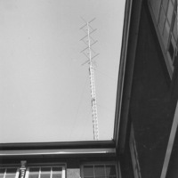 Photograph of installed KFJC radio antenna on the roof of Foothill College building in Mountain View in 1959. Upper floor of the building is visible. 